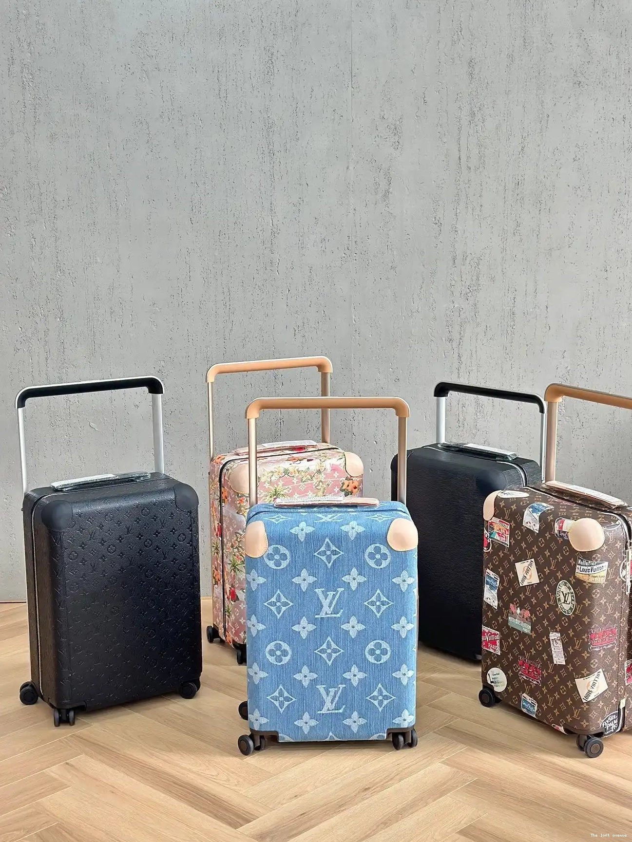 55 37L PATCHES CUSTOM HORIZON SUITCASE TRAVEL CABIN 0513